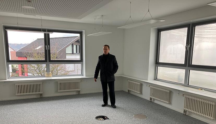 Wo Bürgermeister Gerd Kreiter steht, wird demnächst sein Schreibtisch aufgebaut. Strom für den PC kommt aus Steckdosen im Boden.
Fotos: Susanne Schwarzbürger