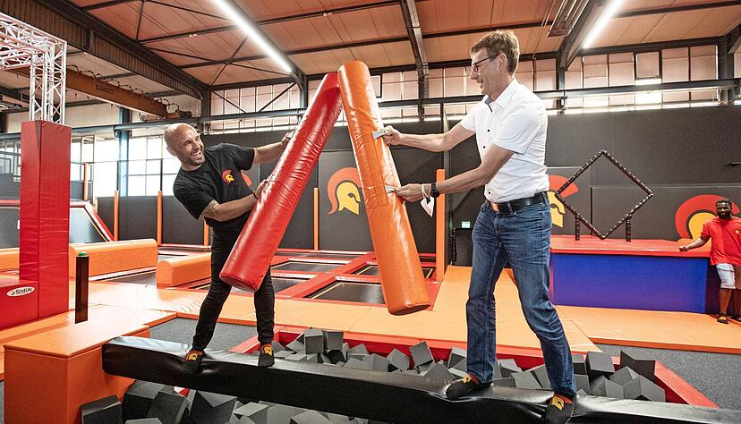 Wer verl&auml;sst als erster den Balken? Gesch&auml;ftsf&uuml;hrer Alexander Burkhardt (links) misst sich mit B&uuml;rgermeister Thomas Csaszar am Foam Pit.
Foto: Andreas Veigel