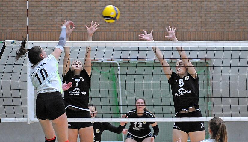 Ein Spiel auf hohem Niveau lieferten sich Franziska Kälberer (rechts) und Kim Kretzler (Mitte) mit Sinsheim gegen Lotta Slabon und Beiertheim.
Foto: Klaus Krüger Ein Spiel auf hohem Niveau lieferten sich Franziska Kälberer (rechts) und Kim Kretzler (Mitte) mit Sinsheim gegen Lotta Slabon und Beiertheim.
Foto: Klaus Krüger