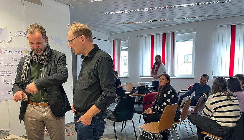 Christian Bollacher vom Landesamt für Denkmalpflege (links) und Klaus Riexinger von der Miklos-Klein-Stiftung begutachten die Fundstücke, die im Seminarraum ausliegen. Christian Bollacher vom Landesamt für Denkmalpflege (links) und Klaus Riexinger von der Miklos-Klein-Stiftung begutachten die Fundstücke, die im Seminarraum ausliegen.