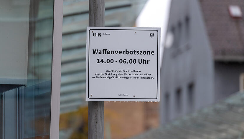 Das Schild in der Hafenmarktpassage weist auf die Waffenverbotszone hin. Das festgelegte Zeitfenster findet nicht jeder sinnvoll.