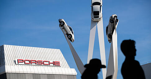 Die Skulptur am Porsche-Stammsitz Zuffenhausen war lange ein Symbol daf&uuml;r, dass es nur nach oben geht. Nun aber steckt der Sportwagenbauer tief in der Krise.