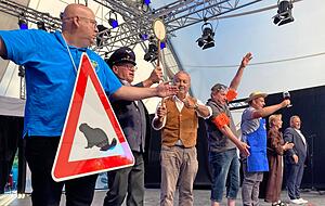 Beim Stadtteilsketch machten die Ortsvorsteher ortstypische Gesten, das Publikum johlte.
Fotos: J&ouml;rg K&uuml;hl