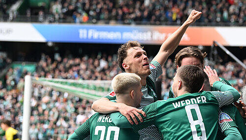 Werders Spieler jubeln über das Tor zum 2:0 gegen den VfB Stuttgart  in Bremen.
