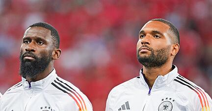 Einer fehlt ganz sicher, einer vielleicht: Jonathan Tah (rechts) ist im Achtelfinale gesperrt, der Einsatz von Antonio Rüdiger ist wegen seiner Muskelzerrung fraglich.
Foto: dpa Einer fehlt ganz sicher, einer vielleicht: Jonathan Tah (rechts) ist im Achtelfinale gesperrt, der Einsatz von Antonio Rüdiger ist wegen seiner Muskelzerrung fraglich.
Foto: dpa