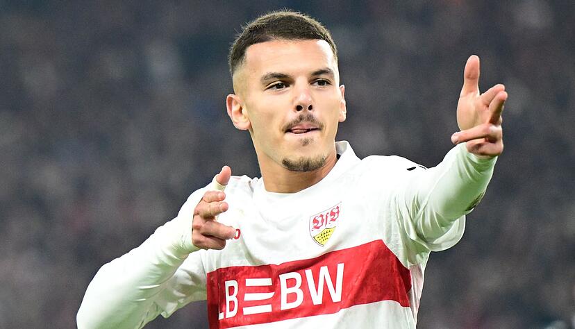Badredine Bouanani (VfB Stuttgart) jubelt über seinen Treffer zum 1:0 nach Vorlage von Alexander Nübel.