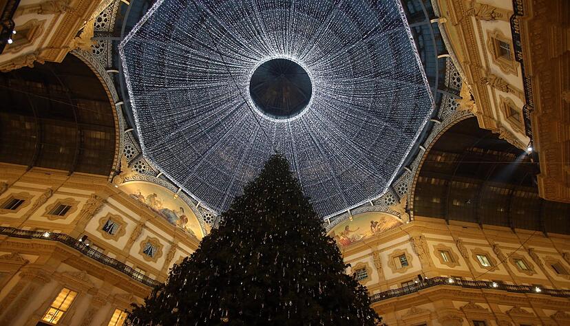 Moderne Inszenierung in Mailands berühmter Einkaufsgalerie: Der Weihnachtsbaum - hier im Dezember 2016 - wird glamourös mit LED-Lichtern beleuchtet und luxuriösen Ornamenten von Marken wie Cartier oder Swarovski verziert. (Archivbild)