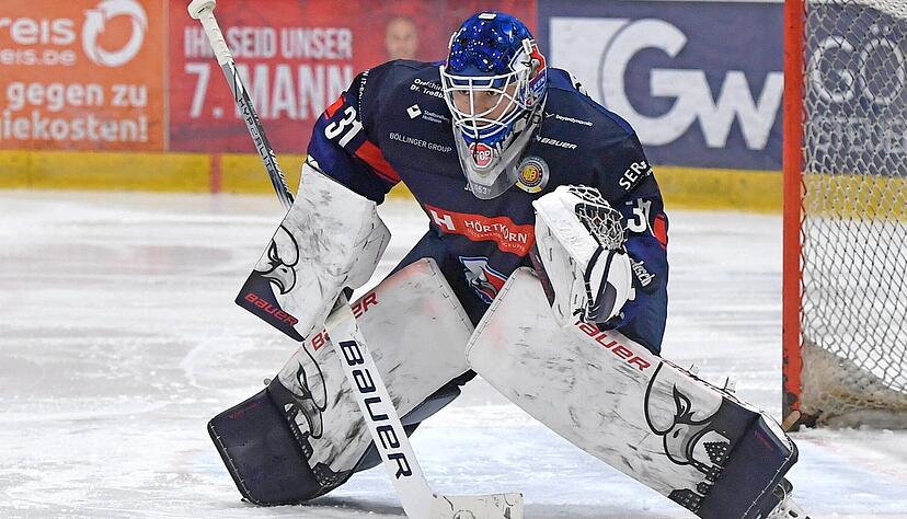 Goalie Patrick Berger h&auml;lt die Heilbronner Falken bei den T&ouml;lzer L&ouml;wen mit einer Glanzparade nach der anderen bis zum Ende im Spiel.
Foto: Archiv/Mario Berger