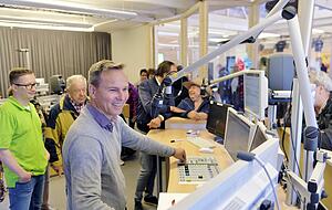 SWR-Moderator Michael Saunders sendet live aus dem gläsernen Studio, während zahlreiche Besucher interessiert um ihn herumstehen und immer wieder auch Fragen haben. Gar nicht so leicht, sich da nicht ablenken zu lassen.
Fotos: Dennis Mugler SWR-Moderator Michael Saunders sendet live aus dem gläsernen Studio, während zahlreiche Besucher interessiert um ihn herumstehen und immer wieder auch Fragen haben. Gar nicht so leicht, sich da nicht ablenken zu lassen.
Fotos: Dennis Mugler