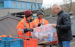 Rosemarie Vogt nimmt es ganz genau: Bei ihrem zustäzlichen Recyclingsystem achtet sie darauf, dass Gregory Schilling (rechts) sorgfältig trennt.