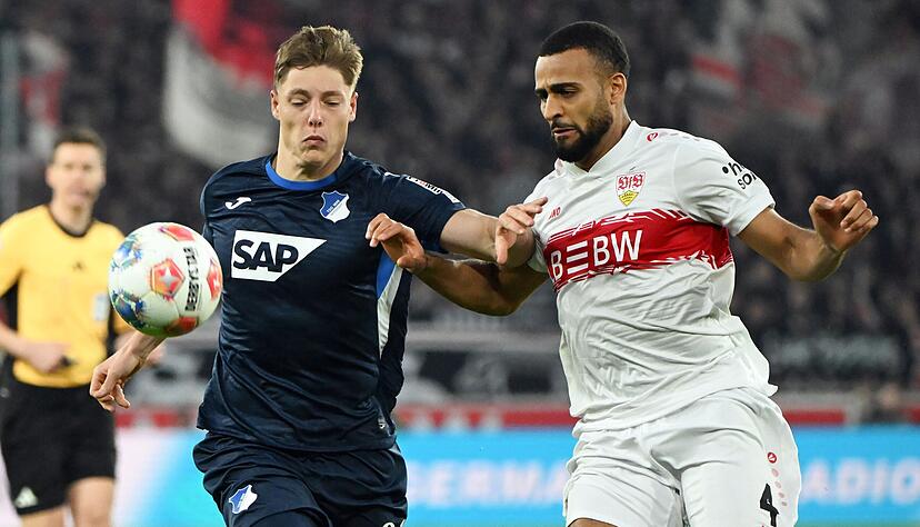 Duell zweier Europapokal-Aspiranten: Stuttgarts Josha Vagnoman (rechts) im Zweikampf mit Hoffenheims Alexander Prass.