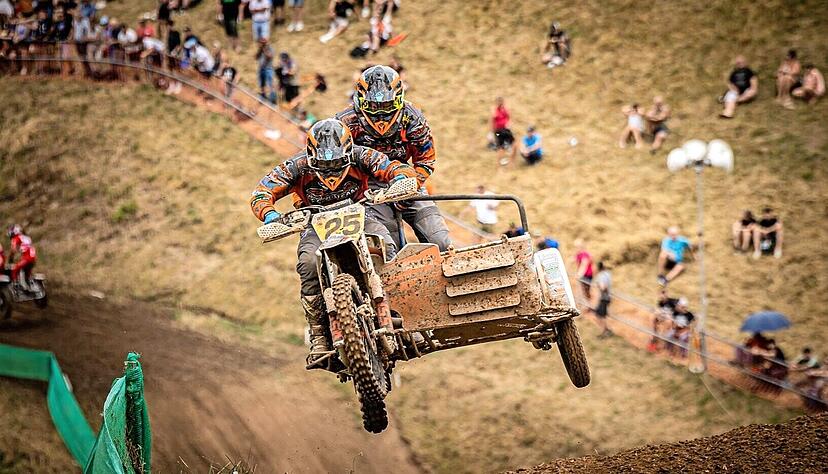 Vor allem in den Kurven und w&auml;hrend der Spr&uuml;nge kommt es beim Seitenwagen-Motocross auf die richtige Gewichtsverlagerung an. Beifahrer Noah Weinmann macht beim WM-Lauf im unterfr&auml;nkischen Stra&szlig;bessenbach vor, wie es geht.