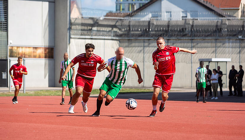 Die Fu&szlig;baller geben alles: Am Ende steht es 7:7.