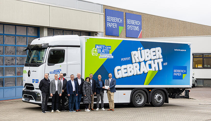 Berberich-Gesch&auml;ftsf&uuml;hrer Karsten Knodel (rechts) darf den &uuml;bergro&szlig;en Schl&uuml;ssel von Jan Kr&auml;mer entgegen nehmen.