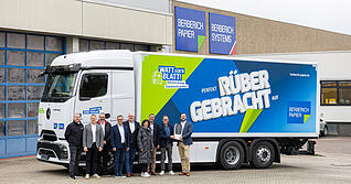 Berberich-Gesch&auml;ftsf&uuml;hrer Karsten Knodel (rechts) darf den &uuml;bergro&szlig;en Schl&uuml;ssel von Jan Kr&auml;mer entgegen nehmen.