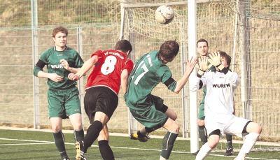 Der Mulfinger Pablo Beck (Zweiter von links) kommt zum Kopfball. Ein Tor erzielte er dabei aber nicht. Das Derby gegen den SSV Gaisbach gewannen die Mulfinger trotzdem mit 4:3.Foto: Kurt Gesper Der Mulfinger Pablo Beck (Zweiter von links) kommt zum Kopfball. Ein Tor erzielte er dabei aber nicht. Das Derby gegen den SSV Gaisbach gewannen die Mulfinger trotzdem mit 4:3.Foto: Kurt Gesper