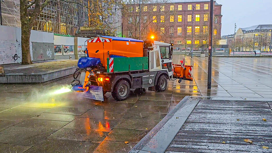 In Freiburg im Breisgau stehen die Räumfahrzeuge bereits bereit. In Freiburg im Breisgau stehen die Räumfahrzeuge bereits bereit.