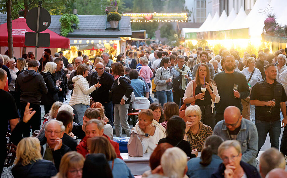 Besucher strömen in die Innenstadt – mancherorts gibt es zu späterer Stunde kaum ein Durchkommen. Besucher strömen in die Innenstadt – mancherorts gibt es zu späterer Stunde kaum ein Durchkommen.