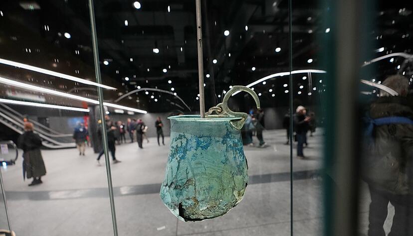 Ein antiker römischer Eimer, mit dem Wasser aus Brunnen geschöpft wurde und der auf das 5. bis 2. Jahrhundert vor Christus datiert wird, ist in der neuen U-Bahn-Station am Kolosseum zu sehen. Ein antiker römischer Eimer, mit dem Wasser aus Brunnen geschöpft wurde und der auf das 5. bis 2. Jahrhundert vor Christus datiert wird, ist in der neuen U-Bahn-Station am Kolosseum zu sehen.