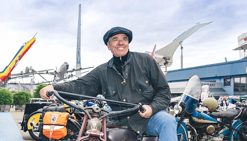 Mit Schieberm&uuml;tze auf dem Eisenross: Hermann Layher, Unternehmer und Inhaber des Auto- und Technikmuseums Sinsheim-Speyer wird am 18. April 70 Jahre alt.