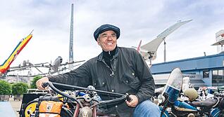 Mit Schieberm&uuml;tze auf dem Eisenross: Hermann Layher, Unternehmer und Inhaber des Auto- und Technikmuseums Sinsheim-Speyer wird am 18. April 70 Jahre alt.