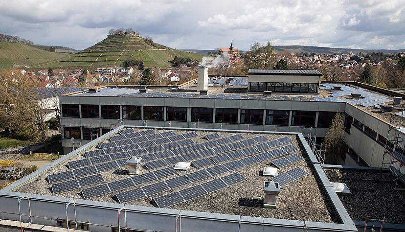 Dachflächen für Photovoltaik zur Verfügung zu stellen, wie hier am Bildungszentrum in Weinsberg: Das ist ein Baustein von Kommunen in Sachen Klimaschutz.
Foto: Veigel
