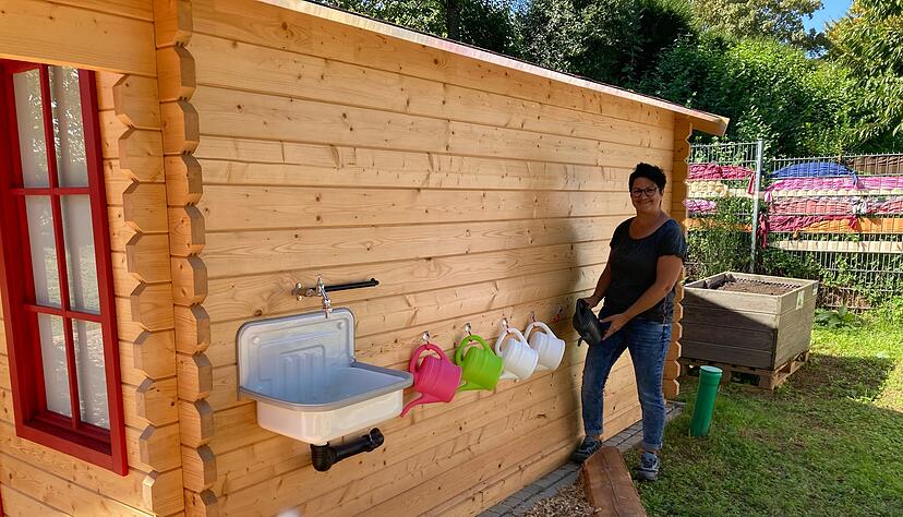 Ramona Pohl, stellvertretende Leiterin im Familienzentrum, hängt die Kindergießkannen für die künftigen Nachwuchs-Gärtner auf. Ramona Pohl, stellvertretende Leiterin im Familienzentrum, hängt die Kindergießkannen für die künftigen Nachwuchs-Gärtner auf.