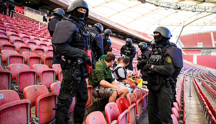 In der MHP-Arena in Stuttgart proben die Einsatzkräfte der Polizei für die Fußball-EM. In der MHP-Arena in Stuttgart proben die Einsatzkräfte der Polizei für die Fußball-EM.
