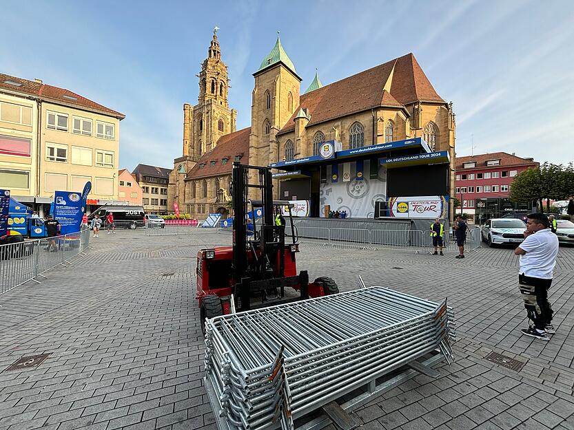 Vor der Kilianskirche findet vorab das Einschreiben und die Fahrerpräsentation statt. Hier wird die Bühne bereits aufgebaut. Vor der Kilianskirche findet vorab das Einschreiben und die Fahrerpräsentation statt. Hier wird die Bühne bereits aufgebaut.
