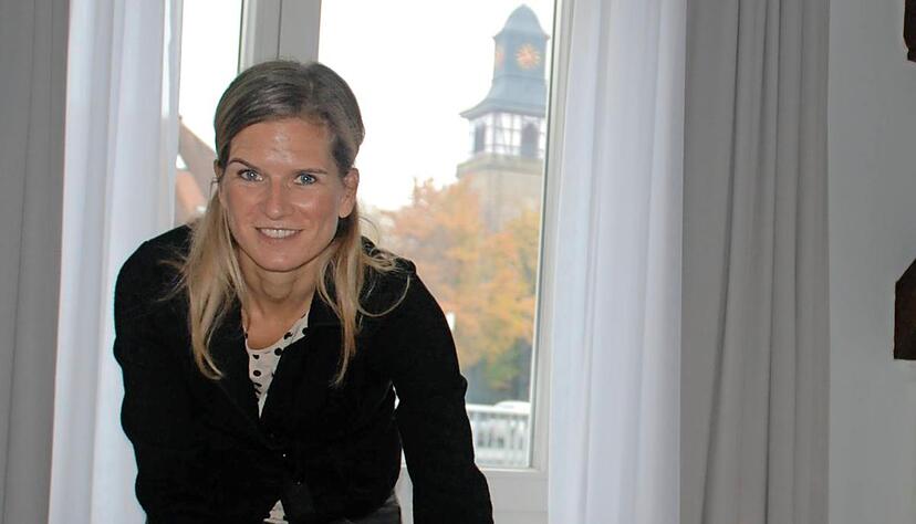 M&ouml;bel m&uuml;ssen ausgepackt werden, Bauherrin Sandra M&uuml;ller legt Hand an.