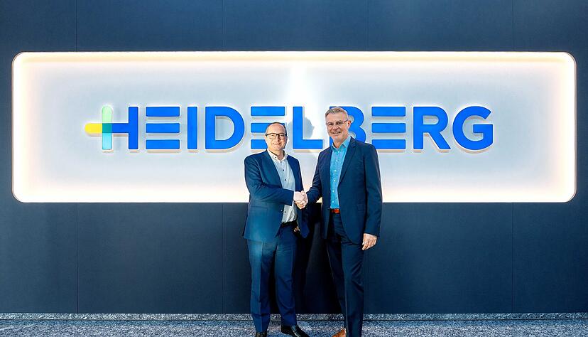 Neuartige Partnerschaft: David Schmedding, Vorstand Technologie & Vertrieb von Heidleberg (links), und Uwe Galm, Bereichsleiter Kundendienst bei Schubert, nach der Vertragsunterzeichnung in Wiesloch.