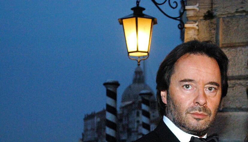 Als Commissario Brunetti l&ouml;ste Kockisch Kriminalf&auml;lle in der malerischen Kulisse von Venedig.