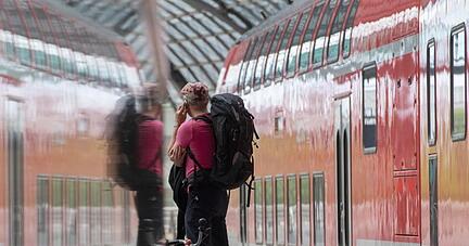 Die 7800 km langen Hauptverkehrsstrecken, auf denen alle ICE-Züge sowie die wichtigsten IC fahren, will die Telekom bis Ende 2024 durchgängig mit einer Datenrate von mehr als 200 Megabit pro Sekunde versorgen.