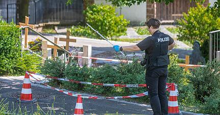 Eine Mitarbeiterin der Spurensicherung vermisst Spuren an einem Tatort auf einem Friedhof. Durch den Wurf eines explodierenden Gegenstands auf eine Trauergemeinde gab es mehrere Verletzte.