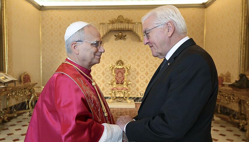 Bundespräsident Steinmeier trifft dem Papst bei Privataudienz. Bundespräsident Steinmeier trifft dem Papst bei Privataudienz.