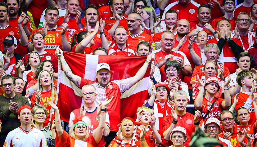 Fast 15.000 Fans sind beim EM-Topspiel zwischen Dänemark und Frankreich dabei. Fast 15.000 Fans sind beim EM-Topspiel zwischen Dänemark und Frankreich dabei.