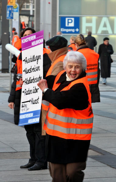 Für den Kunsthallen-Neubau links an der Harmonie muss der Kunstverein im März 2009 umziehen. Ausgestattet mit knallorangenen Rettungswesten und Plakaten machen die Vereinsmitglieder auf den Umzug  in das Interimsdomizil Titotsraße mit einer Menschenkette aufmerksam.