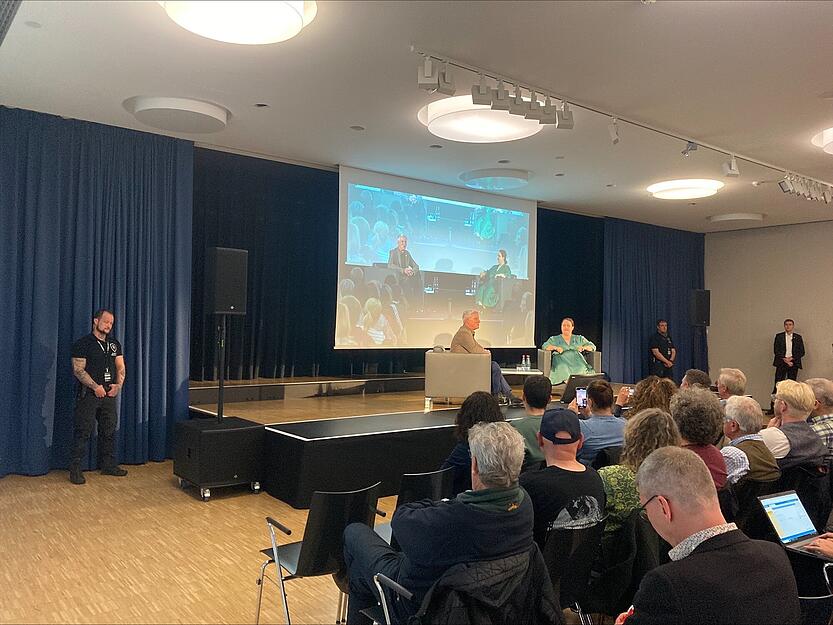Ricarda Lang auf der Bühne am Heilbronner Bildungscampus im Gespräch mit Stimme-Chefredakteur Uwe Ralf Heer.