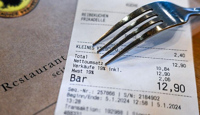 Durch die Rückkehr zum alten Mehrwertsteuersatz und steigende Kosten stecken Gastronomen gewaltig unter Druck. Durch die Rückkehr zum alten Mehrwertsteuersatz und steigende Kosten stecken Gastronomen gewaltig unter Druck.