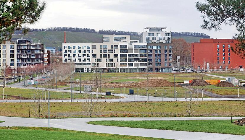 Auf dieser brachliegenden ehemaligen Gartenschaufläche werden ab Ende 2021 weitere Wohngebäude mit herausragender Architektur entstehen. Das rote Gebäude ist die Jugendherberge.
Foto: Ralf Seidel Auf dieser brachliegenden ehemaligen Gartenschaufläche werden ab Ende 2021 weitere Wohngebäude mit herausragender Architektur entstehen. Das rote Gebäude ist die Jugendherberge.
Foto: Ralf Seidel