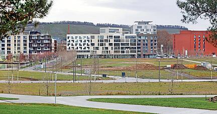 Auf dieser brachliegenden ehemaligen Gartenschaufläche werden ab Ende 2021 weitere Wohngebäude mit herausragender Architektur entstehen. Das rote Gebäude ist die Jugendherberge.
Foto: Ralf Seidel