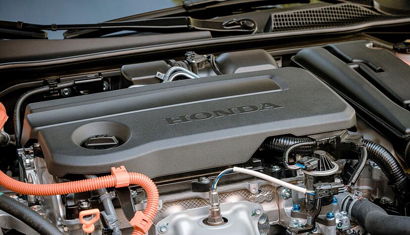 Honda kombiniert den neu entwickelten 2,0-Liter-Vierzylinder mit gleich zwei E-Motoren, von denen einer den Antrieb übernimmt und der andere nur den 1,05 kWh kleinen Akku lädt. Honda kombiniert den neu entwickelten 2,0-Liter-Vierzylinder mit gleich zwei E-Motoren, von denen einer den Antrieb übernimmt und der andere nur den 1,05 kWh kleinen Akku lädt.
