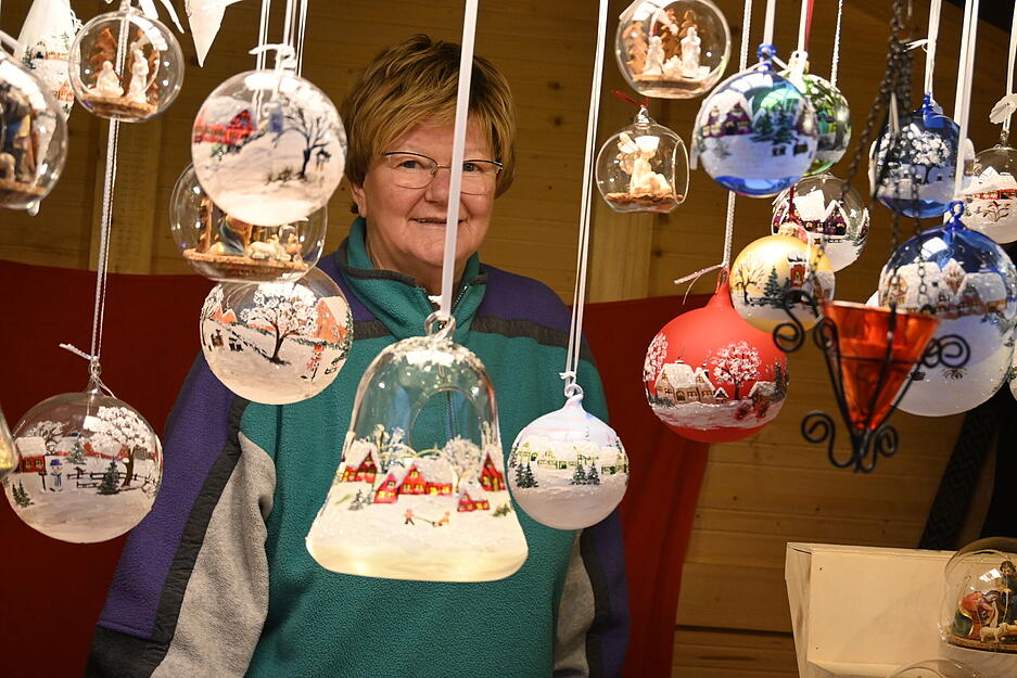 Viele Stände mit Kunsthandwerk locken nach Schöntal auf den Weihnachtsmarkt. Viele Stände mit Kunsthandwerk locken nach Schöntal auf den Weihnachtsmarkt.