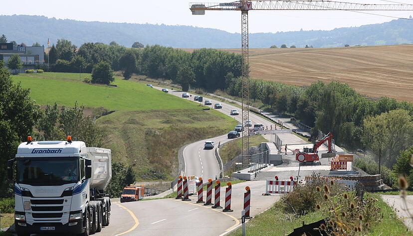 Zwei Br&uuml;ckenbauwerke &uuml;bers Kupfertal werden seit Herbst 2023 erneuert. Deshalb muss der Verkehr auf der B19 &uuml;ber eine eigens gebaute Fahrspur mit Tempo 30 umgeleitet werden.