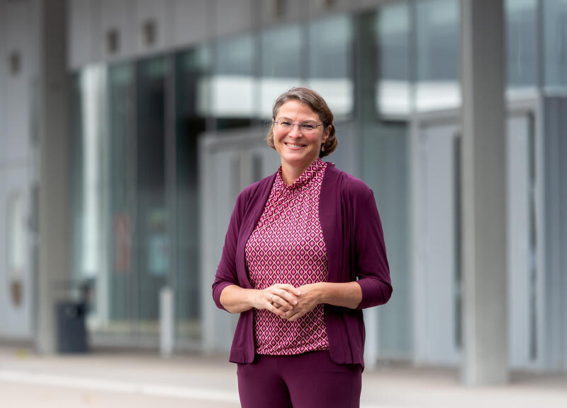 Katrin Kirsch, Intendantin beim WKO Heilbronn:
Wenn wir über das "Stadtbild" sprechen, geht es um das Gestalten unseres gemeinsamen Lebensraums, der sich durch Wandel, Offenheit und Begegnung auszeichnet, nicht um ein statisches Ideal. Auch oder besonders Heilbronn lebt von diesem vielfältigen Stadtbild – wir profitieren von dem Miteinander der Heilbronner Bürger:innen aus verschiedensten Kulturen und können so gemeinsam Großes erschaffen.
Besonders befremdlich, ja, schon alarmierend ist, dass wir Frauen nun für solch spalterische Aussagen instrumentalisiert werden. Das ist lediglich falsch und gefährlich, weil Menschen so gegeneinander ausgespielt werden. 
Als Frau, die jetzt seit über ein Jahr in Heilbronn lebt, fühle ich mich sicher, zugehörig, inspiriert und bereichert durch die Vielfalt, die mich hier umgibt. Katrin Kirsch, Intendantin beim WKO Heilbronn:
Wenn wir über das "Stadtbild" sprechen, geht es um das Gestalten unseres gemeinsamen Lebensraums, der sich durch Wandel, Offenheit und Begegnung auszeichnet, nicht um ein statisches Ideal. Auch oder besonders Heilbronn lebt von diesem vielfältigen Stadtbild – wir profitieren von dem Miteinander der Heilbronner Bürger:innen aus verschiedensten Kulturen und können so gemeinsam Großes erschaffen.
Besonders befremdlich, ja, schon alarmierend ist, dass wir Frauen nun für solch spalterische Aussagen instrumentalisiert werden. Das ist lediglich falsch und gefährlich, weil Menschen so gegeneinander ausgespielt werden. 
Als Frau, die jetzt seit über ein Jahr in Heilbronn lebt, fühle ich mich sicher, zugehörig, inspiriert und bereichert durch die Vielfalt, die mich hier umgibt.