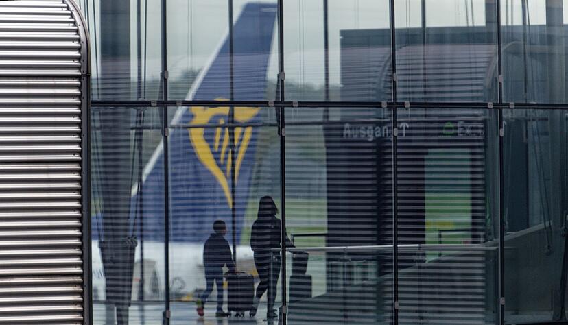 Ryanair stellt Passagiere vor die Wahl: Stornierung oder Zusatzkosten wegen der erhöhten Luftverkehrssteuer. Ryanair stellt Passagiere vor die Wahl: Stornierung oder Zusatzkosten wegen der erhöhten Luftverkehrssteuer.