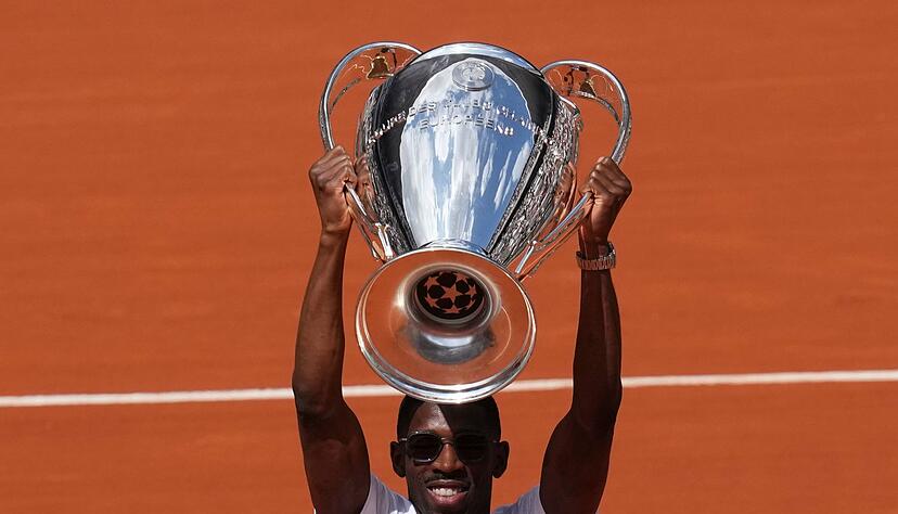 PSG-Star Ousmane Dembélé präsentiert bei den French Open den Champions-League-Pokal.