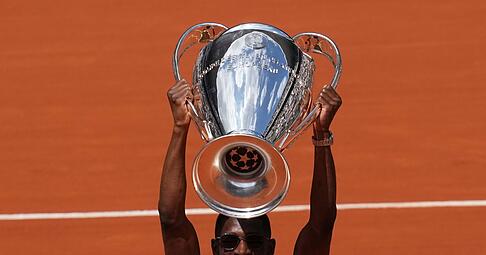 PSG-Star Ousmane Dembélé präsentiert bei den French Open den Champions-League-Pokal.