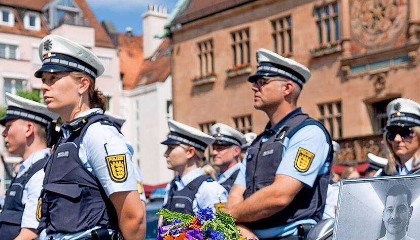 Auf dem Heilbronner Marktplatz wurde am Freitag in einer Gedenkminute dem getöteten Polizisten Rouven L. gedacht.