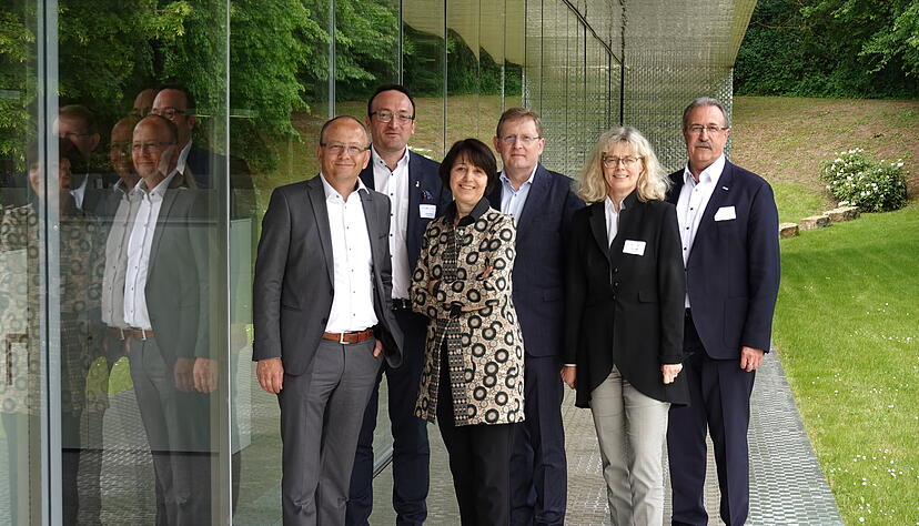 Der neu gew&auml;hlte Vorstand der S&uuml;dwestmetall-Bezirksgruppe Heilbronn/Region Franken sowie der neue Hauptgesch&auml;ftsf&uuml;hrer von S&uuml;dwestmetall, Oliver Barta (3. von rechts). Von Links: Hans-J&ouml;rg Vollert, Gesch&auml;ftsf&uuml;hrer J&ouml;rg Ernstberger, Christine Grotz, Oliver Barta, Stefanie Ulrich, Richard Ongherth